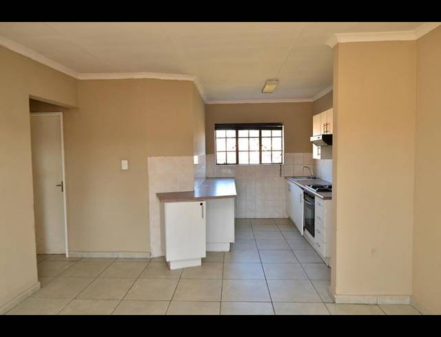 2 BEDROOM APARTMENT FOR SALE IN FLORIDA LAKE